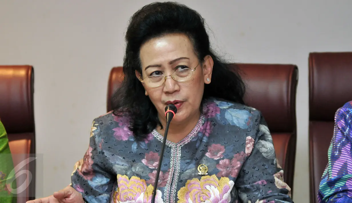 Wakil Ketua DPD RI GKR Hemas saat memberikan keterangan pers di Kompleks Parlemen, Jakarta, (23/5).Konferensi Pers tersebut perihal urgensi dibuat UU Penghapusan Kekerasan Seksual untuk melindungi generasi bangsa. (Liputan6.com/Johan Tallo)