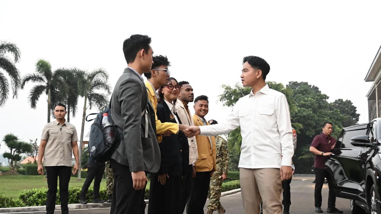 Wapres Gibran Ajak Lima Mahasiswa Lihat Program MBG dan Koperasi Desa di Indonesia Timur