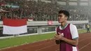 Bek Timnas Indonesia U-19 yang sekaligus kapten tim, Muhammad Ferarri yang mengoleksi dua gol dalam pertandingan ini menyambangi suporter yang tak henti-hentinya mendukung Garuda Nusantara disetiap pertandingan. (Bola.com/M Iqbal Ichsan)