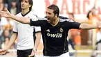 Striker Real Madrid Gonzalo Higuain merayakan gol ketiga untuk membantu Los Merengues menggulung Valencia 6-3 pada partai lanjutan La Liga di Estadio Mestalla, 23 April 2011. AFP PHOTO/PEDRO ARMESTRE