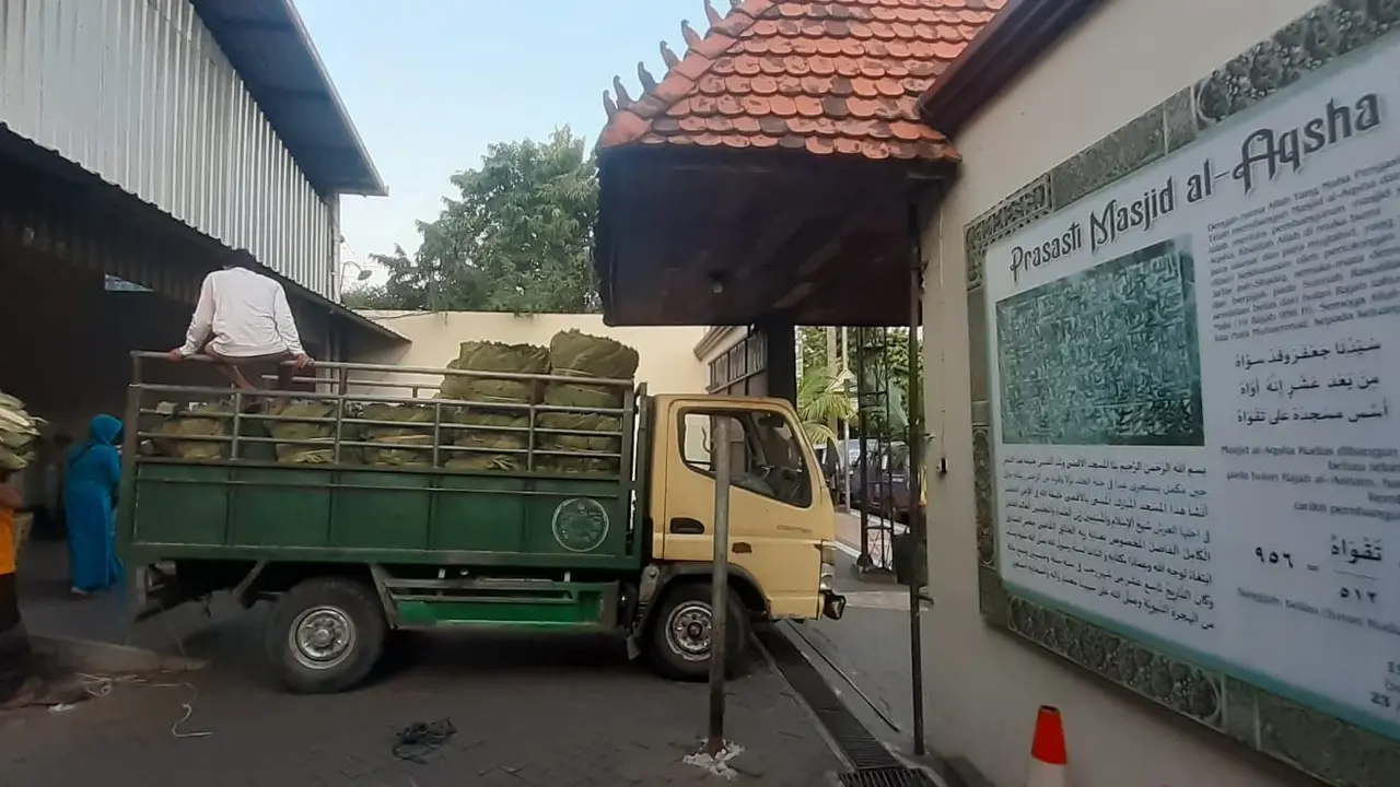 Ribuan daun jati ini dipersiapkan untuk membungkus nasi jangkrik yang dilengkapi daging kambing dan kerbau. (Liputan6.com/Arief Pramono)