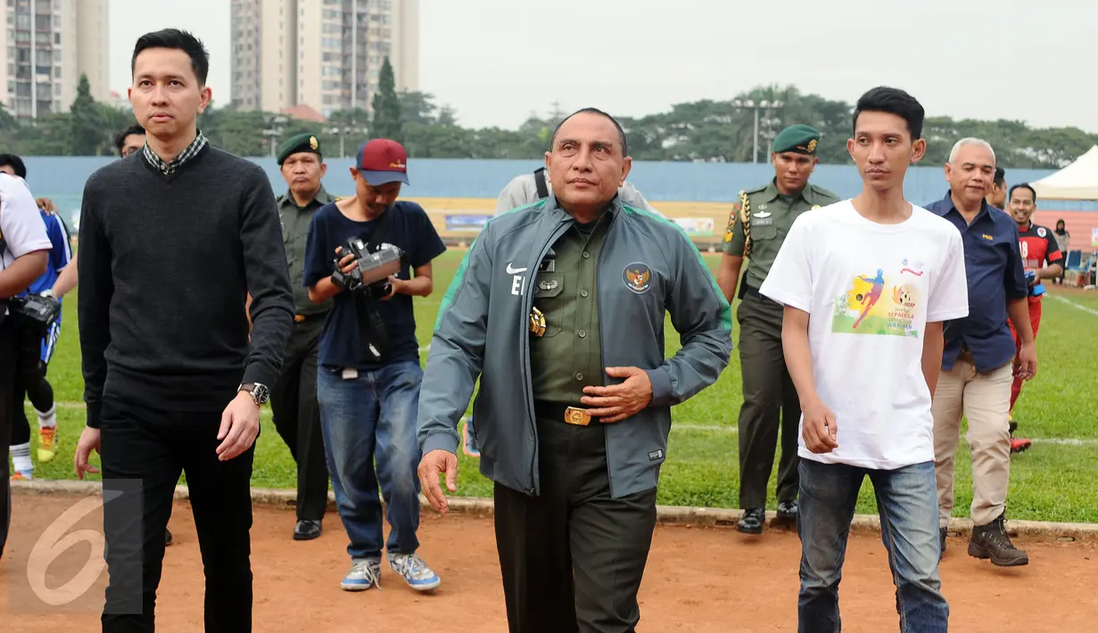Ketua Umum PSSI, Edy Rahmayadi (tengah) usai membuka invitasi sepakbola antar forum wartawan di Jakarta, Rabu (10/5). Invitasi diikuti delapan forum pewarta. (Liputan6.com/Helmi Fithriansyah)