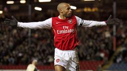 Thierry Henry. Striker Prancis yang didatangkan Arsenal dari Juventus pada awal musim 1999/2000 ini mulai menjabat kapten Arsenal di awal musim 2004/2005 menggantikan Martin Keown. Total 8 musim ia tampil 370 laga dengan torehan 226 gol dan 106 assist. (AFP/Andrew Yates)