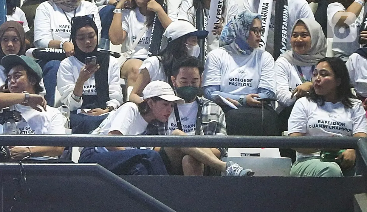Ditengah hangatnya isu tentang cinta segitiganya, Syahnaz Sadiqah dan Jeje Govinda terlihat asyik menonton pertandingan tenis di Tennis Indoor Senayan. (Fimela.com/Bambang E Ros)