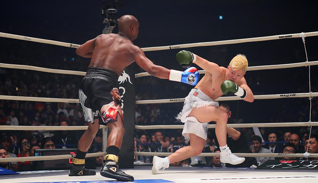 Petinju, Floyd Mayweather, menjatuhkan kickboxer, Tenshin Nasukawa, pada laga eksebisi di Saitama Super Arena, Saitama, Senin (31/1). Tanding dengan aturan tinju, Mayweather menang TKO di ronde pertama. (AFP/Toshifumi Kitamura)