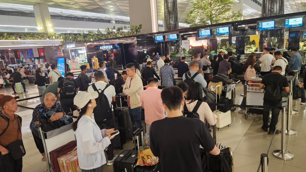 Erupsi Anak Krakatau Ganggu Penerbangan, Penumpang Menumpuk di Bandara Soetta
