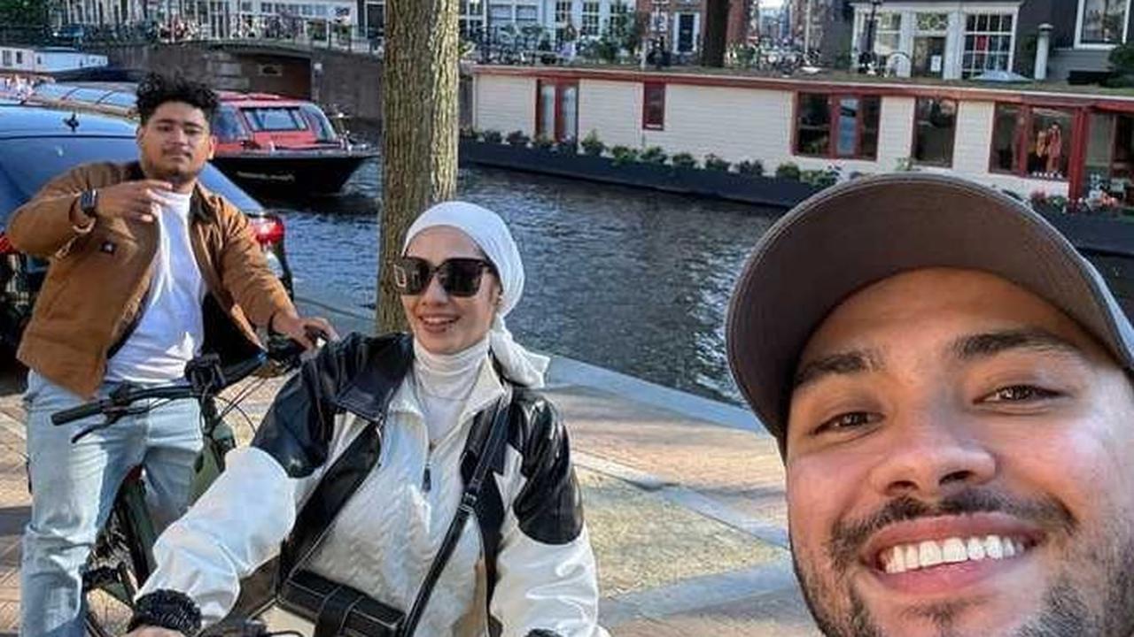 Menjelajahi Amsterdam Dengan Menggunakan Sepeda