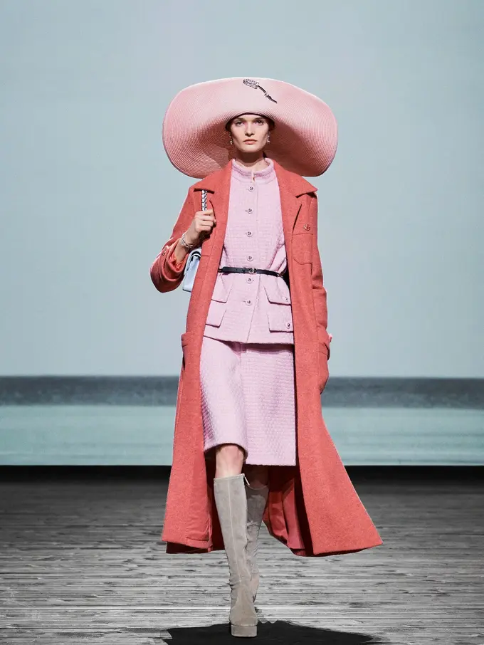 Koleksi Fall-Winter 2024 Chanel Menggemakan Fantasi Liburan di Tepi Laut Deauville Tahun 1920-an