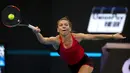 Petenis Rumania, Simona Halep mengembalikan bola ke arah petenis Latvia, Jelena Ostapenko pada semifinal China Terbuka 2017 di Beijing, Sabtu (7/1). Halep berhasil memenangkan laga dua set langsung, yakni dengan skor 6-2 dan 6-4. (AP/Mark Schiefelbein)
