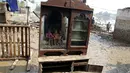 Anak-anak tercermin dalam cermin di dekat rumah mereka yang terkena banjir, di Charsadda, Pakistan, Rabu (31/8/2022). Para pejabat di Pakistan menyampaikan kekhawatiran Rabu atas penyebaran penyakit yang ditularkan melalui air di antara ribuan korban banjir saat air banjir dari hujan monsun yang kuat mulai surut di banyak bagian negara. (AP Photo/Fareed Khan)