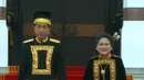 Sedangkan Ibu Negara tampil mengenakan kain batik sebagai bawahan dan gaya rambut yang disanggul rendah ke belakang dengan aksesorinya yang mempermanis keseluruhan penampilannya. [Foto: YouTube Sekretariat Presiden]