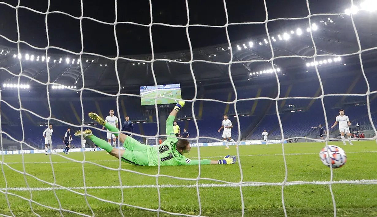 Pemain Lazio, Marco Parolo, mencetak gol ke gawang Zenit Saint Petersburg pada laga Liga Champions di Stadion Olimpico, Roma, Rabu (25/11/2020). Lazio menang dengan skor 3-1. (AP/Andrew Medichini)