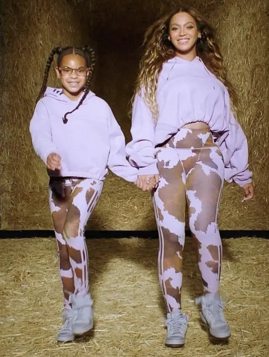 Bahkan ia juga tampak kompak dengan ootd twinnies yang menggemaskan.  [Foto: Instagram/ @blueivycarter]