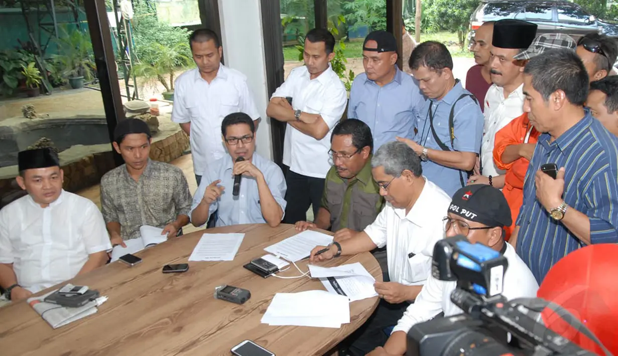 Dalam konferensi pers ini Lembaga Swadaya Masyarakat (LSM) Progres 98 kembali menguak dugaan kebohongan Calon Presiden Joko Widodo. (Liputan6.com/Miftahul Hayat)