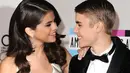 Selena melihat Justin sebagai seseorang yang tampan, pintar, seksi, sangat bertalenta dan sukses. (Time Magazine)