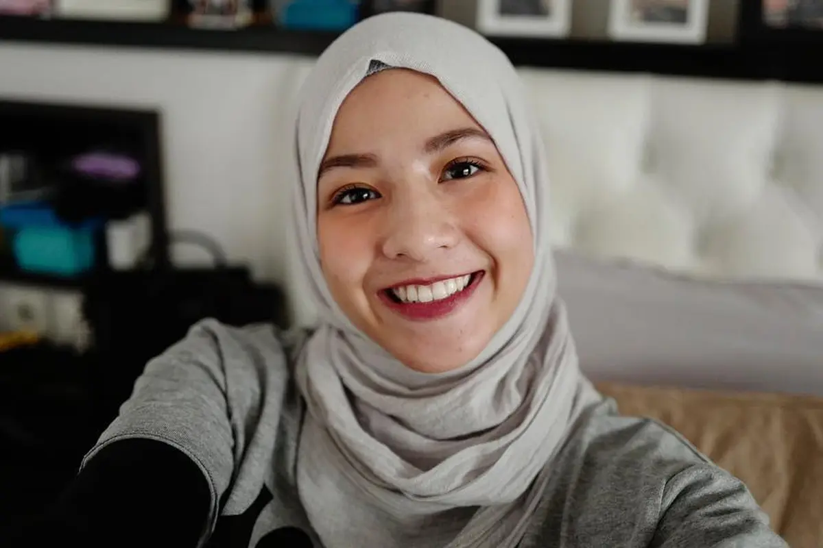 [Bintang] Lipstik Merah Natasha Rizki Ini Cocok untuk Perempuan Berhijab