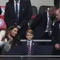 Kate Middleton, Pangeran George dan Pangeran William saat menyaksikan laga final Euro 2020 di Wembley Stadium, London, Inggris. (FRANK AUGSTEIN / POOL / AFP)