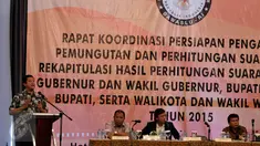 Suasana pembukaan rapat koordinasi persiapan pilkada serentak di Hotel Royal, Jakarta, Sabtu (14/11/2015). Tujuan rakor untuk menyamakan pola pikir dan pola tindak seluruh pengawas pemilu. (Liputan6.com/Johan Tallo)