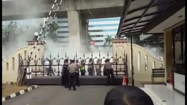 Puluhan kader Himpunan Mahasiswa Islam (HMI) Cabang Ciputat, Tangerang Selatan menggelar aksi unjuk rasa di depan Mabes Polri, Jalan Trunojoyo, Jakarta Selatan, Kamis (20/9/2018) siang.