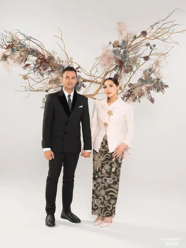 Model Atasan Brokat Bawahan Batik ala Nagita Slavina