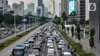 Suasana kendaraan terjebak macet di Jalan Sudirman, Jakarta, Selasa (9/6/2020). Masa PSBB Transisi yang memperbolehkan karyawan di perkantoran kembali bekerja menyebabkan ruas jalan Ibu Kota kembali macet dan semrawut saat jam pulang kerja. (merdeka.com/Iqbal S Nugroho)