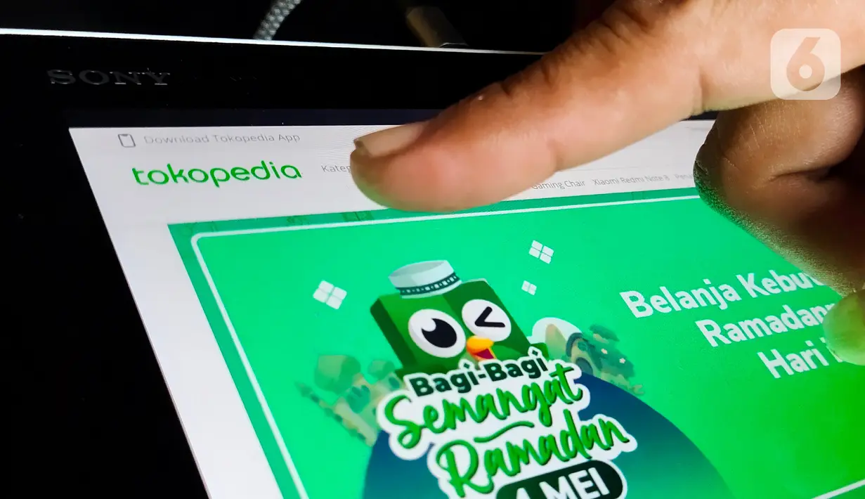 Pelanggan mengecek website tokopedia di Tangerang, Senin (4/5/2020). Tokopedia baru saja diserang hacker, yang mana menyebabkan data kredensial sekitar 91 juta akun pengguna dan 7 juta akun merchant bocor. (Liputan6.com/Angga Yuniar)