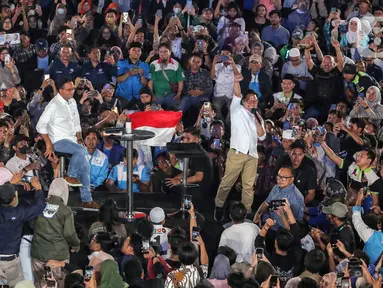 Calon presiden dan calon wakil presiden nomor urut 01 Anies Baswedan (kiri) - Muhaimin Iskandar (kanan) dalam acara Desak dan Slepet AMIN di JIExpo, Kemayoran, Jakarta, Senin (29/1/2024). Acara tersebut dihadiri kelompok mahasiswa, ojek online, hingga buruh. (Liputan6.com/Angga Yuniar)