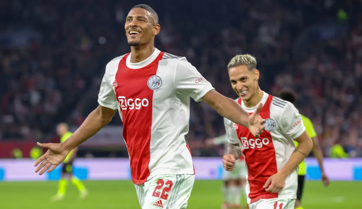 Sebastien Haller menjadi salah satu kunci Ajax Amsterdam lolos ke babak 16 besar Liga Champions 2021/22 dengan predikat poin sempurna. Ia juga sukses memecahkan beberapa rekor tahun ini, termasuk menjadi pemain kedua yang mampu mencetak gol di semua laga fase grup. (AFP/Francois Wlaschaerts)