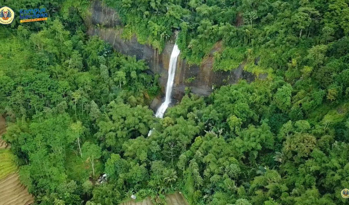 Berendam di Bawah Curug Jadi Obat Penghilang Lelah
