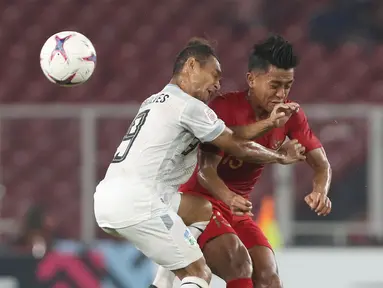 Pemain Timnas Indonesia, Febry Hariyadi (kanan) berebut bola dengan pemain Timor Leste pada laga penyisihan grup B Piala AFF 2018 di Stadion GBK, Jakarta, Selasa (13/11). Babak pertama berakhir imbang 0-0. (Liputan6.com/Helmi Fithriansyah)