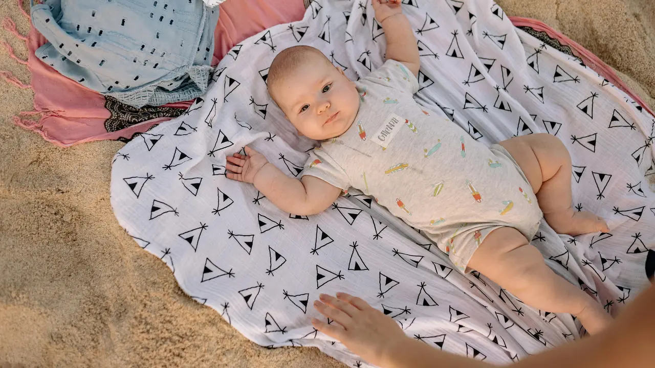 5 Manfaat Menjemur Bayi Setiap Hari untuk Kesehatan dan Tumbuh Kembangnya