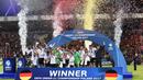 Para pemain Jerman U-21 merayakan keberhasilan meraih trofi juara Piala Eropa 2017 di Krakow, Polandia,(30/6/2017). Jerman U-21 menang atas Spanyol U-21 dengan skor 1-0. (AFP/Janek Skarzynski)