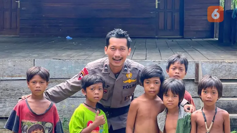 Kedekatan Brimob Polda Jambi dengan Suku Anak Dalam