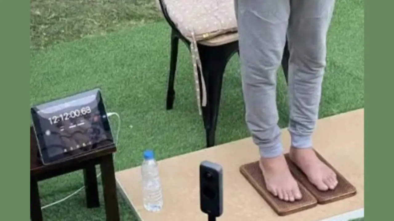 Penyintas kanker asal Lebanon bernama Ramy Naouss, mencetak Guinness World Records karena berdiri di atas papan paku Sadhu. Upaya berikutnya adalah setengah maraton tanpa alas kaki di es dan salju. (Guinness Book of World Records)