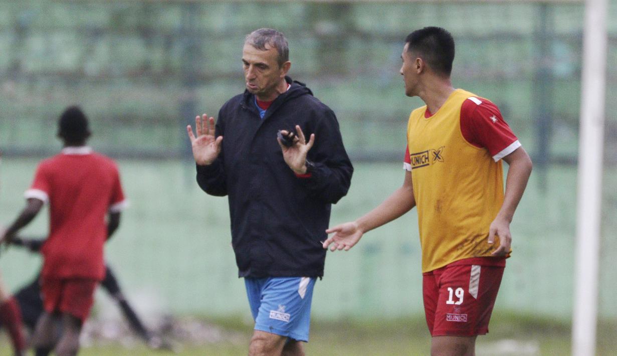 Pelatih Arema FC, Milomir Seslija, berbincang dengan Hanif Sjahbandi saat sesi latihan di Stadion Gajayana, Malang, Kamis (11/4). Latihan ini merupakan persiapan jelang laga final menghadapi Persebaya Surabaya. (Bola.com/Yoppy Renato)