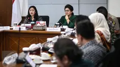 Menko PMK Puan Maharani (kiri) didampingi Menkes Nila F Moeloek memimpin rapat koordinasi (Rakor) tingkat menteri di kantor Kemenko PMK, Jakarta, Selasa (26/7). Rakor tersebut membahas progres penanganan kasus vaksin palsu. (Liputan6.com/Faizal Fanani)