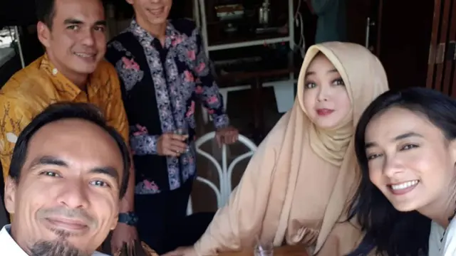 Dikenal Sosok Penyayang, Ini 7 Potret Kenangan Rina Gunawan dan Keluarga Syach