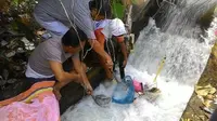 Mayat bayi laki-laki ditemukan nyangkut di aliran sungai kecil di perumahan BTN Tojan Indah, Desa Tojan Klungkung, Bali. (Baliexprees.Jawapos)