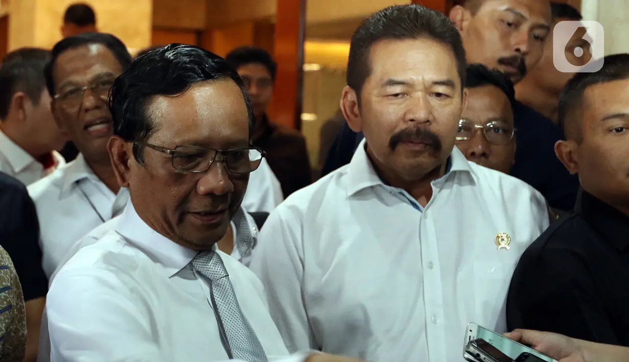 Menko Polhukam Mahfud Md dan Jaksa Agung ST Burhanuddin memberikan keterangan kepada awak media usai melakukan pertemuan tertutup di Kejaksaan Agung Jakarta, Rabu (20/11/2019). (Liputan6.com/Johan Tallo)