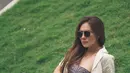 Tampil seksi, Wulan Guritno memadukan bra top dengan cropped blazer dan pants warna senada, Untuk inner, aktris ini memilih bra top bermotif. (Instagram/wulanguritno).