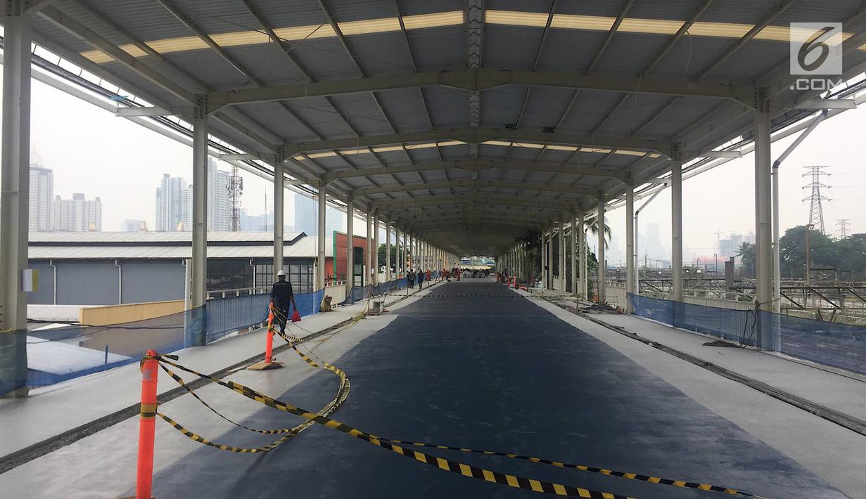 Suasana skybridge atau JPM Tanah Abang di Jakarta, Senin (15/10). Jembatan multi guna tersebut telah dilakukan soft launching, dengan terlebih dulu menempatkan 100 pedagang kaki lima berjualan di skybridge tersebut. (Liputan6.com/Immanuel Antonius)