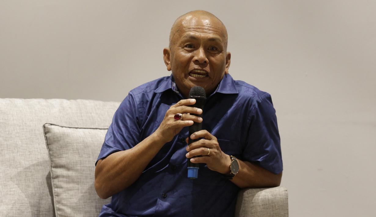 Pelatih Ivana Putri Santosa, James Momongan, memberi keterangan saat konpers di FX Sudirman, Jumat (8/11). Ivana mendapat kesempatan untuk tampil pada Asian Equestrian Federation (AEF) di Qatar pada 2020. (Bola.com/M Iqbal Ichsan)