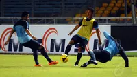 Pemain belakang Timnas Indonesia U-19, Febly Gushendra mencoba menembus hadangan dua rekannya saat berlatih di Stadion GBK Jakarta, (6/5/2014). (Liputan6.com/Helmi Fithriansyah)