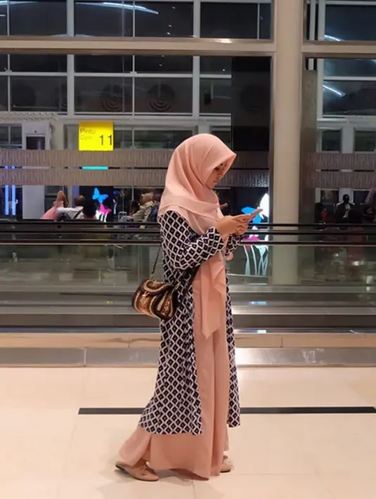 Saat disinggung soal meminta jodoh di Mekkah, Risty menjawabnya dengan lugas bahwa saat ini bukan lah menjadi prioritas utamanya. Jika nanti jodohnya datang, maka ia akan lebih menjaganya agar tak menjadi sorotan publik. (Instagram/ristytagor)