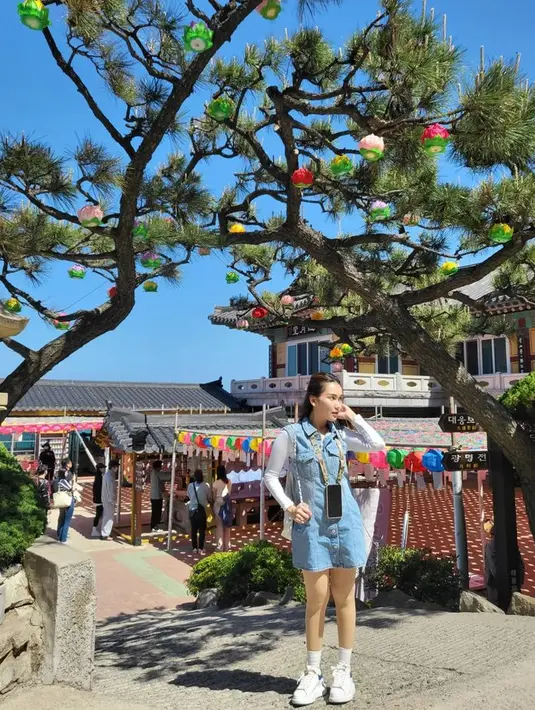 OOTD lainnya yang dibagikan Ayu adalah mini dress denim. Denim berkerah tanpa lengan tersebut, dipadukan dengan kaus lengan panjang dan sneakers. Bergaya ala school girl, nih. [Foto: @ayutingting92]