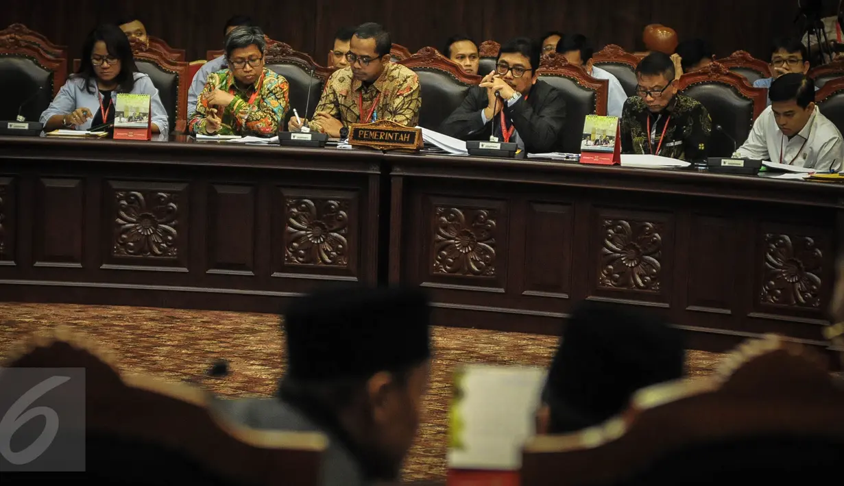 Dirjen Pajak Kemenkeu Ken Dwijugiasteadi (kedua kanan) menghadiri sidang gugatan terhadap UU Pengampunan Pajak (Tax Amnesty) di MK, Jakarta, Rabu (28/9). Sidang mendengarkan keterangan dari saksi ahli yang disiapkan pemohon. (Liputan6.com/Faizal Fanani)