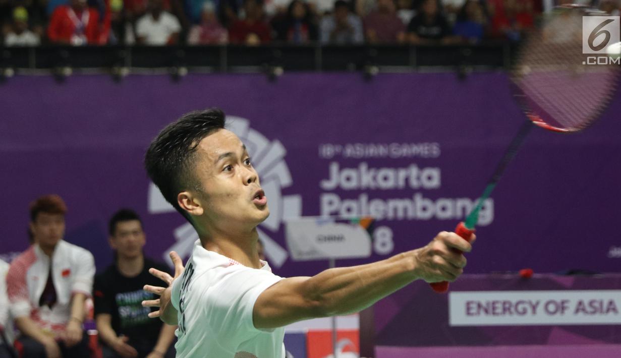 Tunggal putra Indonesia, Anthony Sinisuka Ginting saat melawan pemain China, Shi Yuqi pada final Bulutangkis Beregu Putra Asian Games 2018 di Jakarta, Rabu (22/8). Anthony Sinisuka Ginting  menyerah 21-14, 21-23, 20-22 (Liputan6.com/Helmi Fithriansyah)