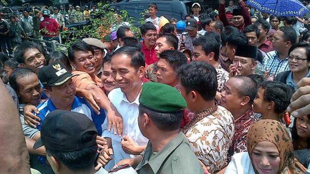 Berkemeja putih, Jokowi bagikan Kartu Jakarta Sehat