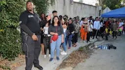 Para penggemar antre di sekitar rumah penyanyi dan pencipta lagu AS, Chris Brown di lingkungan Tarzana, Los Angeles, 6 November 2019. Mereka berkumpul setelah Chris Brown mengumumkan penjualan barang-barang di sekitaran halamannya melalui akun Instagram dan Twitter-nya. (AP/Damian Dovarganes)