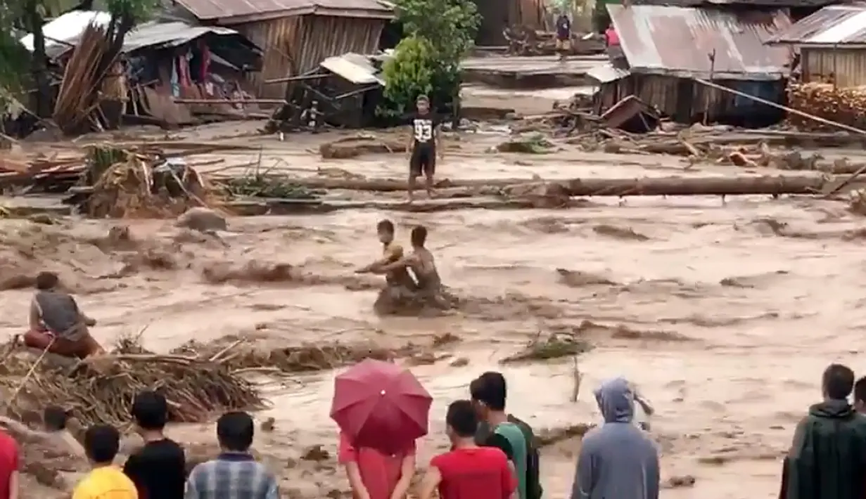 Kondisi pemukiman di Lanao del Norte yang disapu oleh banjir dahsyat, Filipina selatan (22/12). Selain akses yang sulit karena bebatuan raksasa dan lumpur, terputusnya listrik dan jalur komunikasi menghambat upaya penyelamatan. (Aclimah Disumala via AP)